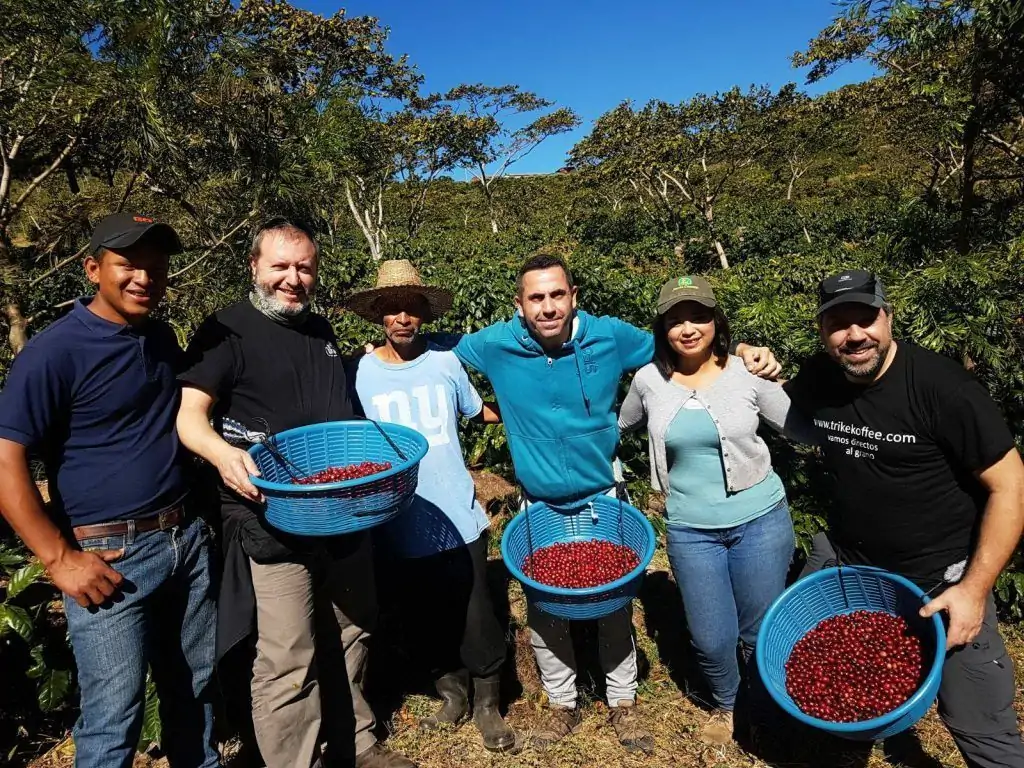 Mr. Chava con productores en la finca